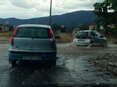 ΣΥΜΒΑΙΝΕΙ ΤΩΡΑ: Μεγάλα μποτιλιαρίσματα σε κεντρικούς δρόμους λόγω καταιγίδας - Φωτογραφία 8