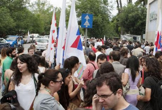 Πάτρα-Τώρα: Mεγάλη συμμετοχή στο συλλαλητήριο για την ΕΡΤ στην πλατεία Γεωργίου - Φωτογραφία 1