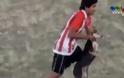 Ποδοσφαιριστής έπιασε σκύλο που μπήκε στο γήπεδο και τον πέταξε στα κάγκελα! [video]
