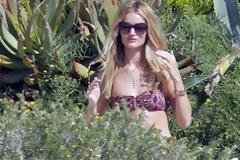 Χάρμα οφθαλμών η Rosie Huntington