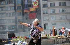 Τουρκία: Ηλικιωμένη με σφεντόνα τα βάζει με τα ΜΑΤ - Φωτογραφία 1