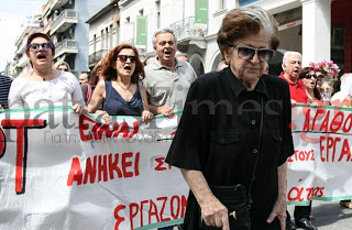 Πάτρα: Συγκλονίζει η εικόνα της ηλικιωμένης που θέλησε να διαδηλώσει μαζί με τους εργαζόμενους της ΕΡΤ - Φωτογραφία 1