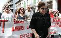 Πάτρα: Συγκλονίζει η εικόνα της ηλικιωμένης που θέλησε να διαδηλώσει μαζί με τους εργαζόμενους της ΕΡΤ