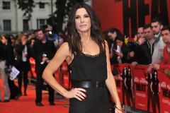 Με το σουτιέν στη φόρα η Sandra Bullock