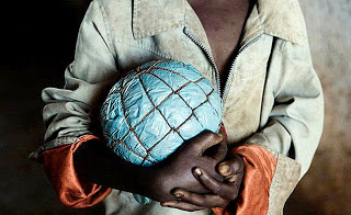 Οι αυτοσχέδιες μπάλες παιδιών στην Αφρική! - Φωτογραφία 1