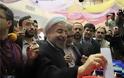 Ο μετριοπαθής κληρικός Ροχανί προηγείται στις ιρανικές εκλογές