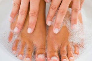 Αισθάνεστε έντονη φαγούρα ανάμεσα στα δάχτυλα των ποδιών σας; Είναι πολύ πιθανό να έχετε κολλήσει μύκητες - Φωτογραφία 1