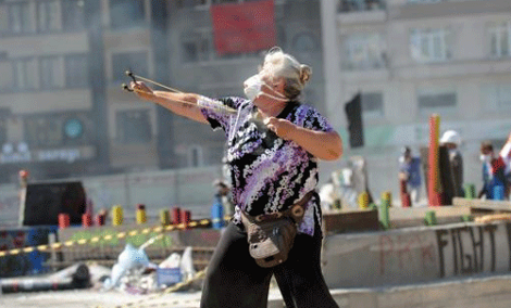 Η γιαγιά με τη σφεντόνα που επιτίθεται κατά αστυνομικών στην Tουρκία και έγινε σύμβολο της αντίστασης - Φωτογραφία 4