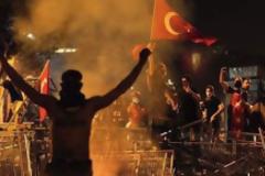 Η γιαγιά με τη σφεντόνα που επιτίθεται κατά αστυνομικών στην Tουρκία και έγινε σύμβολο της αντίστασης