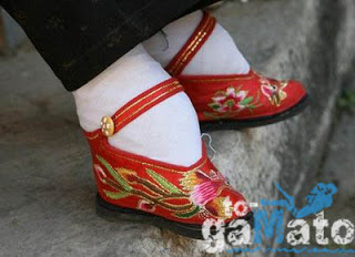 Σοκαριστικές εικόνες: Δείτε πως κάνουν τα πόδια τους οι Κινέζες για να δείξουν πως ανήκουν σε υψηλή κοινωνική τάξη - Φωτογραφία 1