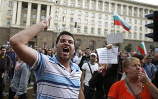 Στους δρόμους κατέβηκαν χιλιάδες Βούλγαροι - Φωτογραφία 1