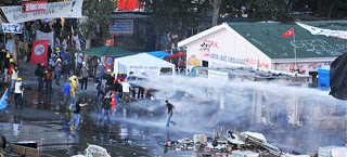 Βίαια εισβολή των δυνάμεων του Ερντογάν στο πάρκο Γκεζί - Xημικά και νερό έπνιξαν την Κωνσταντινούπολη - Φωτογραφία 1
