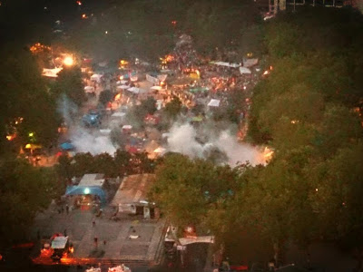 Βίαια εισβολή των δυνάμεων του Ερντογάν στο πάρκο Γκεζί - Xημικά και νερό έπνιξαν την Κωνσταντινούπολη - Φωτογραφία 3