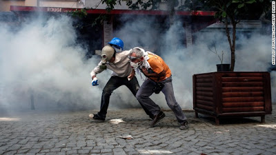 Βίαια εισβολή των δυνάμεων του Ερντογάν στο πάρκο Γκεζί - Xημικά και νερό έπνιξαν την Κωνσταντινούπολη - Φωτογραφία 7
