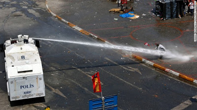 Βίαια εισβολή των δυνάμεων του Ερντογάν στο πάρκο Γκεζί - Xημικά και νερό έπνιξαν την Κωνσταντινούπολη - Φωτογραφία 8