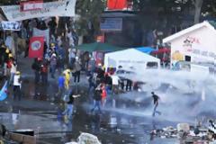 Βίαια εισβολή των δυνάμεων του Ερντογάν στο πάρκο Γκεζί - Xημικά και νερό έπνιξαν την Κωνσταντινούπολη
