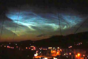 Ρωσία: Μια παράξενη λάμψη φώτισε τον ουρανό της πόλης Chelyabinsk [video] - Φωτογραφία 1