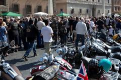 Μηχανόβιοι ζήτησαν την ευλογία του Πάπα στην Κυριακάτικη Λειτουργία!