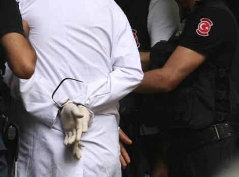 Πρωτοφανής βία στην Τουρκία – H αστυνομία βάζει χημικά στις αντλίες νερού και εισβάλει σε ξενοδοχεία, νοσοκομεία - Φωτογραφία 2