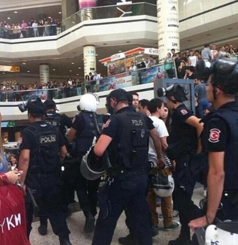 Πρωτοφανής βία στην Τουρκία – H αστυνομία βάζει χημικά στις αντλίες νερού και εισβάλει σε ξενοδοχεία, νοσοκομεία - Φωτογραφία 3