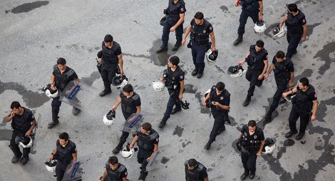 Πρωτοφανής βία στην Τουρκία – H αστυνομία βάζει χημικά στις αντλίες νερού και εισβάλει σε ξενοδοχεία, νοσοκομεία - Φωτογραφία 4