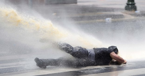 Πρωτοφανής βία στην Τουρκία – H αστυνομία βάζει χημικά στις αντλίες νερού και εισβάλει σε ξενοδοχεία, νοσοκομεία - Φωτογραφία 5