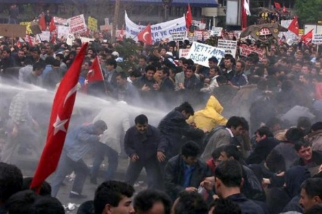 Πρωτοφανής βία στην Τουρκία – H αστυνομία βάζει χημικά στις αντλίες νερού και εισβάλει σε ξενοδοχεία, νοσοκομεία - Φωτογραφία 7