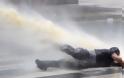 Πρωτοφανής βία στην Τουρκία – H αστυνομία βάζει χημικά στις αντλίες νερού και εισβάλει σε ξενοδοχεία, νοσοκομεία - Φωτογραφία 5