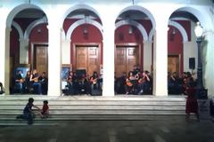 Πάτρα: Mάγεψε η Ορχήστρα Νυκτών Εγχόρδων στην πλατεία Γεωργίου - Ξανά στον αέρα το σήμα της ΕΡΤ