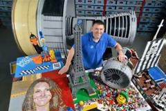 Παίζει με Lego και πληρώνεται