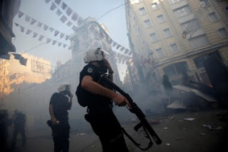 Πάνω από 460 συλλήψεις για τα επεισόδια της Κυριακής στην Τουρκία - Φωτογραφία 1