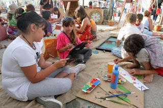 Άλλαξαν χρώμα τα Μάταλα για το φεστιβάλ - Μικροί και μεγάλοι ζωγράφισαν το χωριό - Φωτογραφία 1