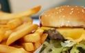 Σοκ με γνωστή αλυσίδα fast food - Δείτε τι κάνουν οι υπάλληλοι