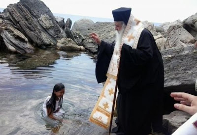 Tαϋλανδεζα βαπτίζεται Ορθόδοξη Χριστιανή στα καταγάλανα νερά της Ικαρίας - Φωτογραφία 2