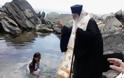 Tαϋλανδεζα βαπτίζεται Ορθόδοξη Χριστιανή στα καταγάλανα νερά της Ικαρίας