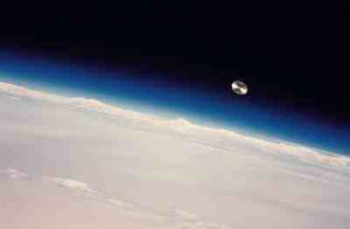 Αστροναύτης του MIR αποθανατίζει UFO! [video] - Φωτογραφία 1