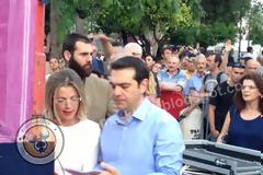 Ο πρόεδρος του ΣΥΡΙΖΑ έτοιμος για την ομιλία του...