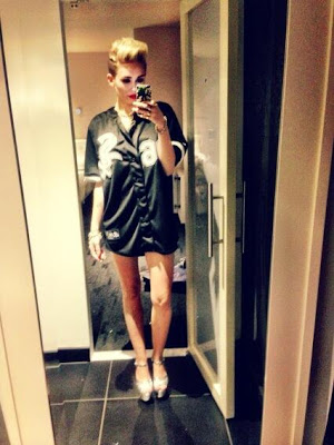 Miley Cyrus - φοράει μόνο μια φανέλα baseball και βγαίνει - Φωτογραφία 2