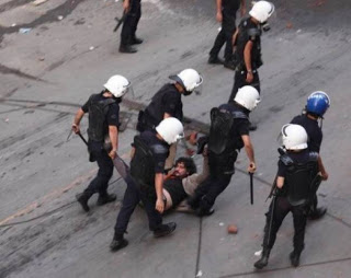 Βίντεο-σοκ: Αστυνομικοί ξυλοφορτώνουν Τούρκο δημοσιογράφο - Φωτογραφία 1