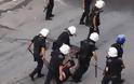Βίντεο-σοκ: Αστυνομικοί ξυλοφορτώνουν Τούρκο δημοσιογράφο
