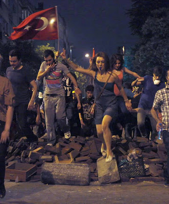 Δείτε φωτογραφία από την τουρκική εξέγερση που μοιάζει με πίνακα του Ντελακρουά - Φωτογραφία 2