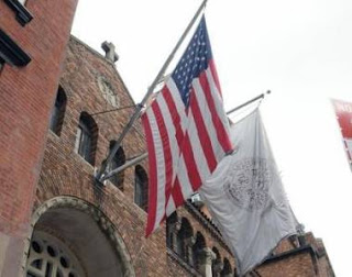Κατέβασαν ξανά την ελληνική σημαία από τον Καθεδρικό Νέας Υόρκης - Φωτογραφία 1
