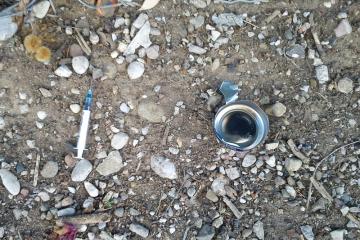 Πάτρα: Σύριγγες με ηρωίνη στον ποταμό Μείλιχο – «Bαράνε» ένεση μπροστά σε παιδιά - Φωτογραφία 3