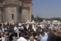 Θρήνος στην κηδεία του 37χρονου αστυνομικού που έσβησε από τα πυρά των κακοποιών - Δείτε video-φωτο