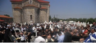 «Ήρωας, ήρωας», φώναζε ο κόσμος στην κηδεία του 37χρονου αστυνομικού που σκοτώθηκε από τους Αλβανούς δραπέτες - Φωτογραφία 1
