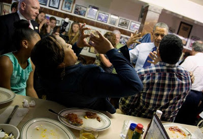 Ο Ομπάμα για τσίζμπεργκερ σε ελληνικό μαγαζί - Φωτογραφία 2