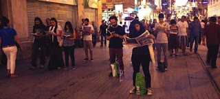 Θεριεύει το κίνημα «Στάσου Aκίνητος» στην Τουρκία – Όλος ο κόσμος θαυμάζει τη νέα μορφή διαμαρτυρίας - Φωτογραφία 1