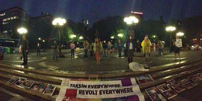 Θεριεύει το κίνημα «Στάσου Aκίνητος» στην Τουρκία – Όλος ο κόσμος θαυμάζει τη νέα μορφή διαμαρτυρίας - Φωτογραφία 5