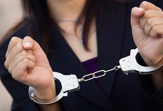 Πάτρα: Συνελήφθη 54χρονη που εκρεμούσαν σε βάρος της 16 καταδικαστικές αποφάσεις ! - Φωτογραφία 1