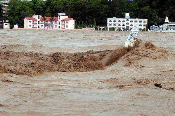 ΔΕΙΤΕ: Εικόνες-σοκ από την πλημμυρισμένη Ινδία - Φωτογραφία 3